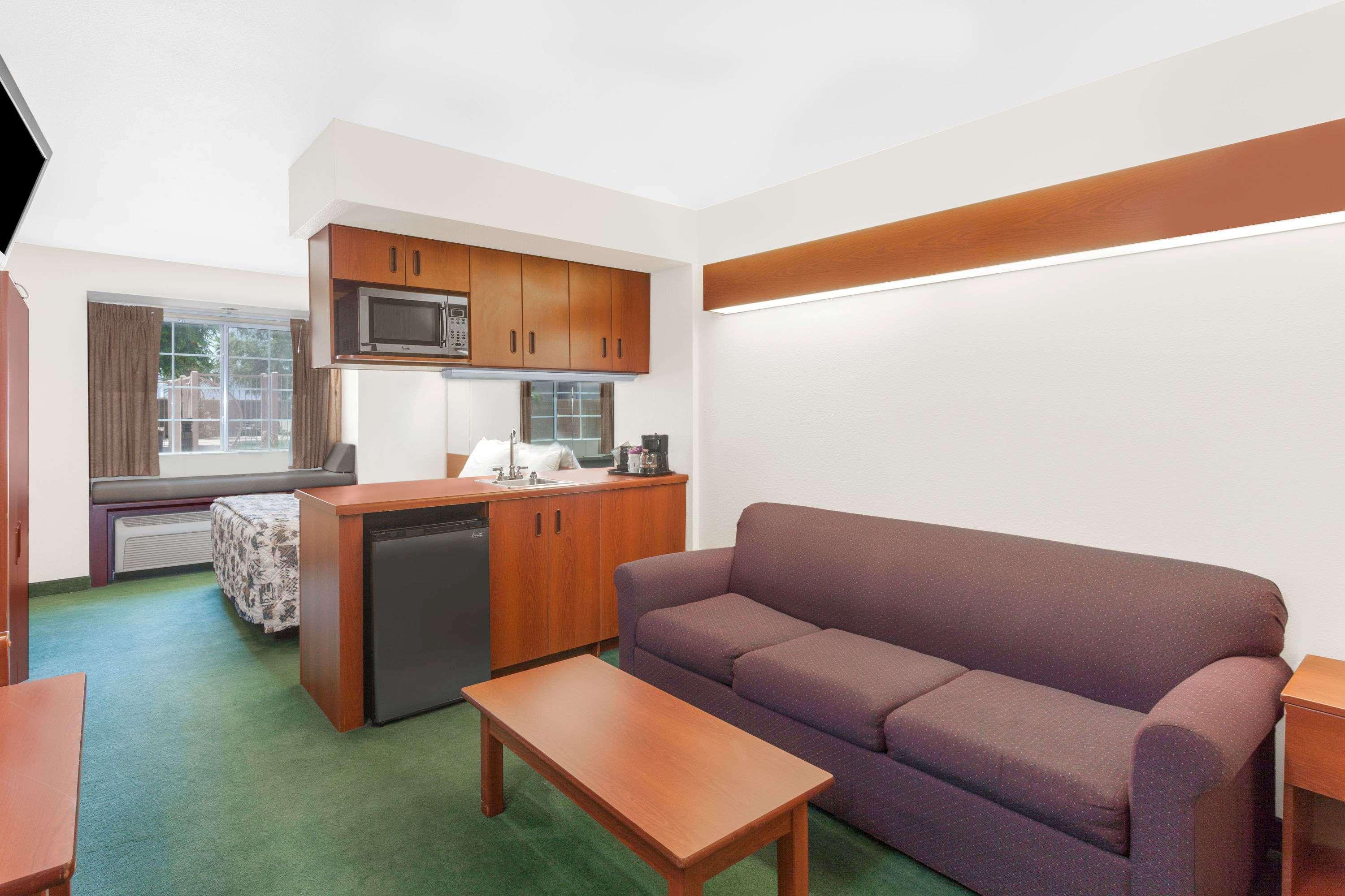Microtel Inn & Suites By Wyndham Веллтон Экстерьер фото