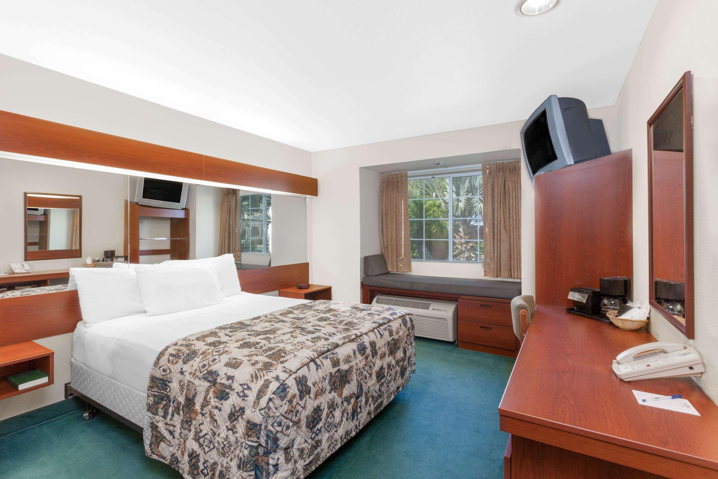 Microtel Inn & Suites By Wyndham Веллтон Экстерьер фото
