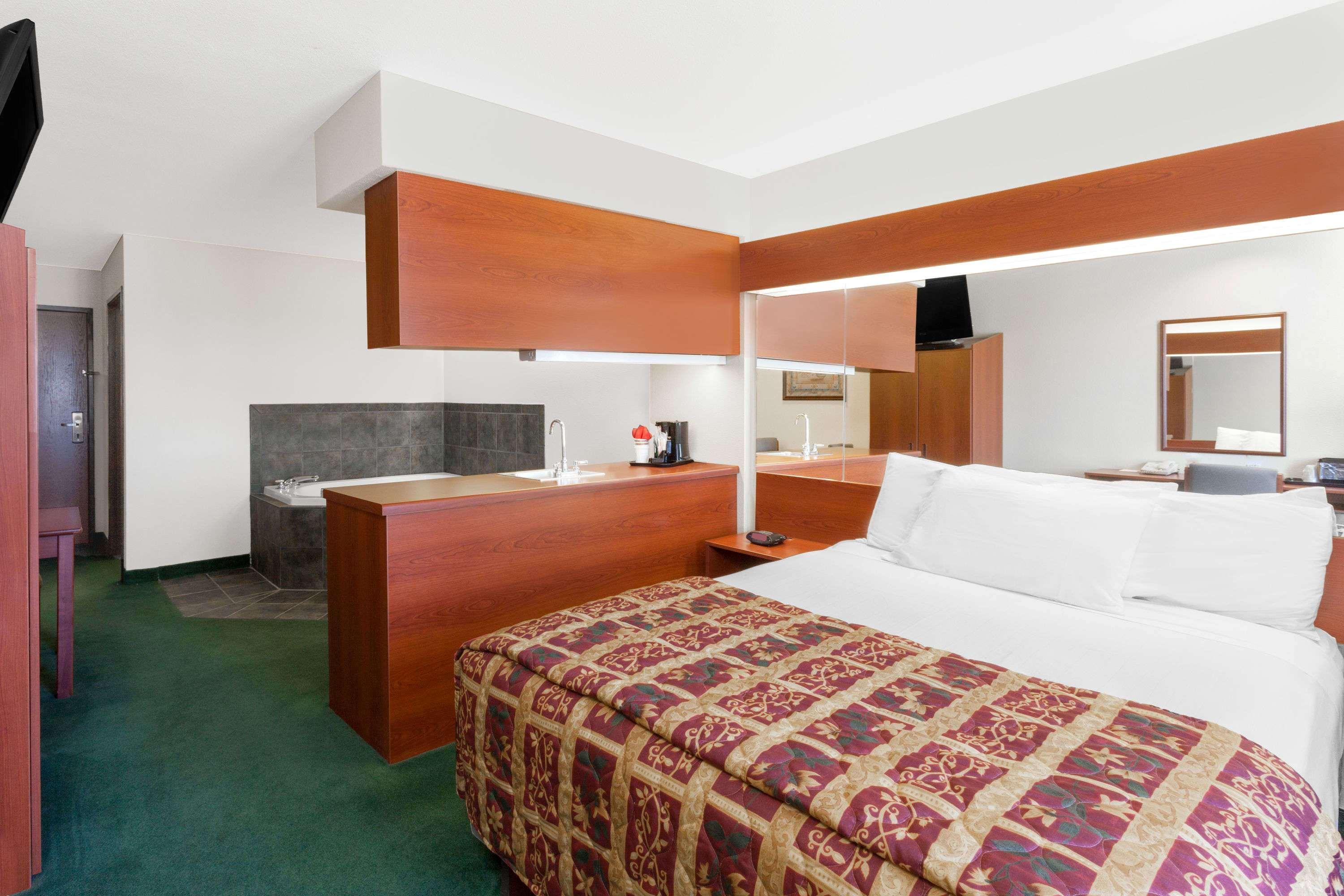 Microtel Inn & Suites By Wyndham Веллтон Экстерьер фото