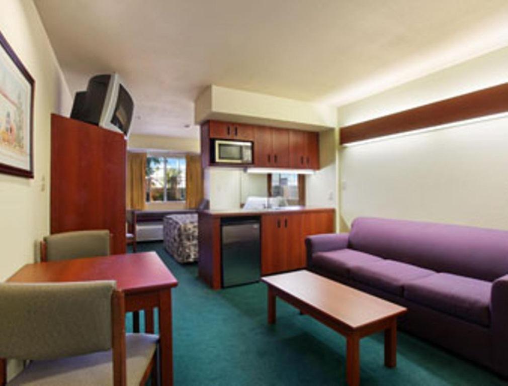Microtel Inn & Suites By Wyndham Веллтон Номер фото