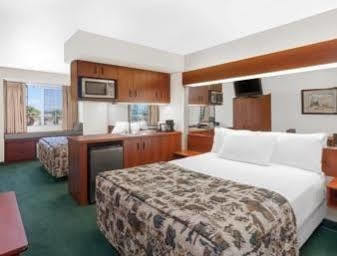 Microtel Inn & Suites By Wyndham Веллтон Экстерьер фото